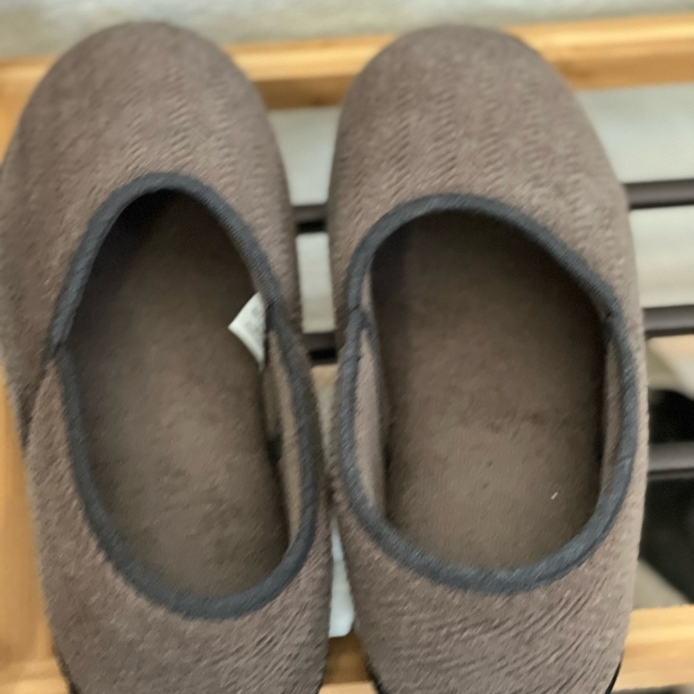 ⭐️ Firm Price ⭐️ Men’s Totes isotoner indoor shoes
